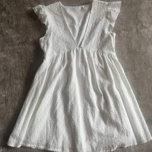 söt vit klänning som nästan aldrig har används, som ny alltså. inga tydliga defekter💓