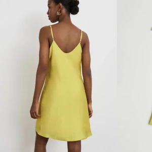 Festklänning Gina tricot - Jättesöt grön/gul mini klänning från Gina tricot! Aldrig använd, prislappen finns kvar. En perfekt klänning till fest men även vardags :) bra skick, lite lösa trådar här och var. Skriv om ni har frågor! Köpare står för frakt. 200kr + frakt