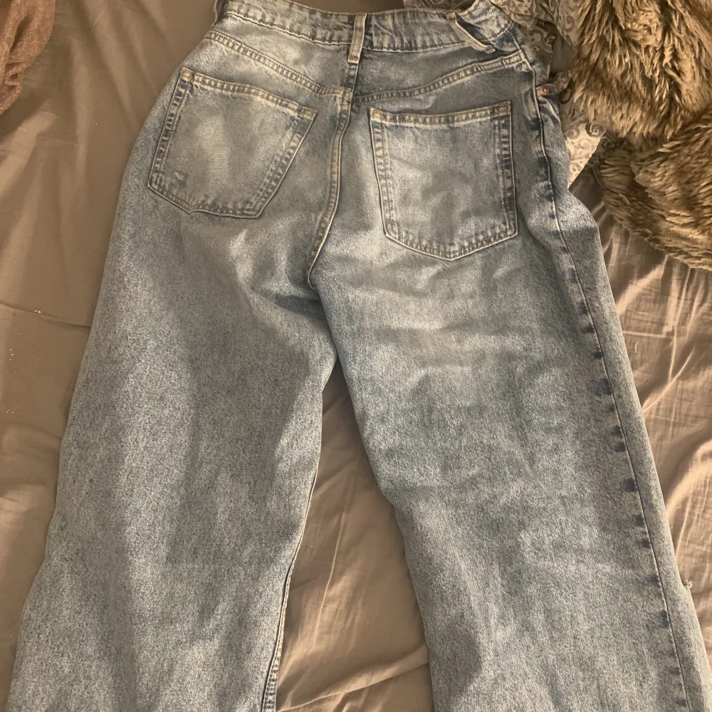 Superfina jeans som jag säljer för att dom inte längre passar pga viktnedgång, använda kanske 5+ gånger och dom satt verkligen superfint när dom passade Nypris: 399 mitt pris:150 (diskuterbart vid snabb affär. Jeans & Byxor.