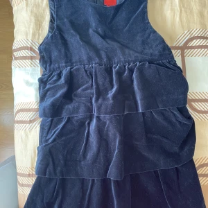 Svart klänning från Espirit - Svart klänning från Espirit för små barn. 