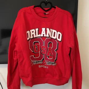 Röd tröja - Röd sparsamt använd tröja från HM Storlek L  Frakt tillkommer 🙌 Paketpris är möjligt. Kolla in andra kläder i profilen så fixar vi en super deal 🥰