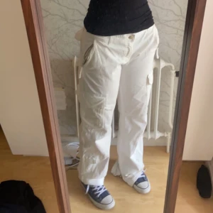 Zara vita low waist cargos  - Säljer mina low waist cargo byxor från zara, dom är slutsålda på webben. Dom är i storlek 38 och jag är 165,5 cm lång. Köparen står för frakten 
