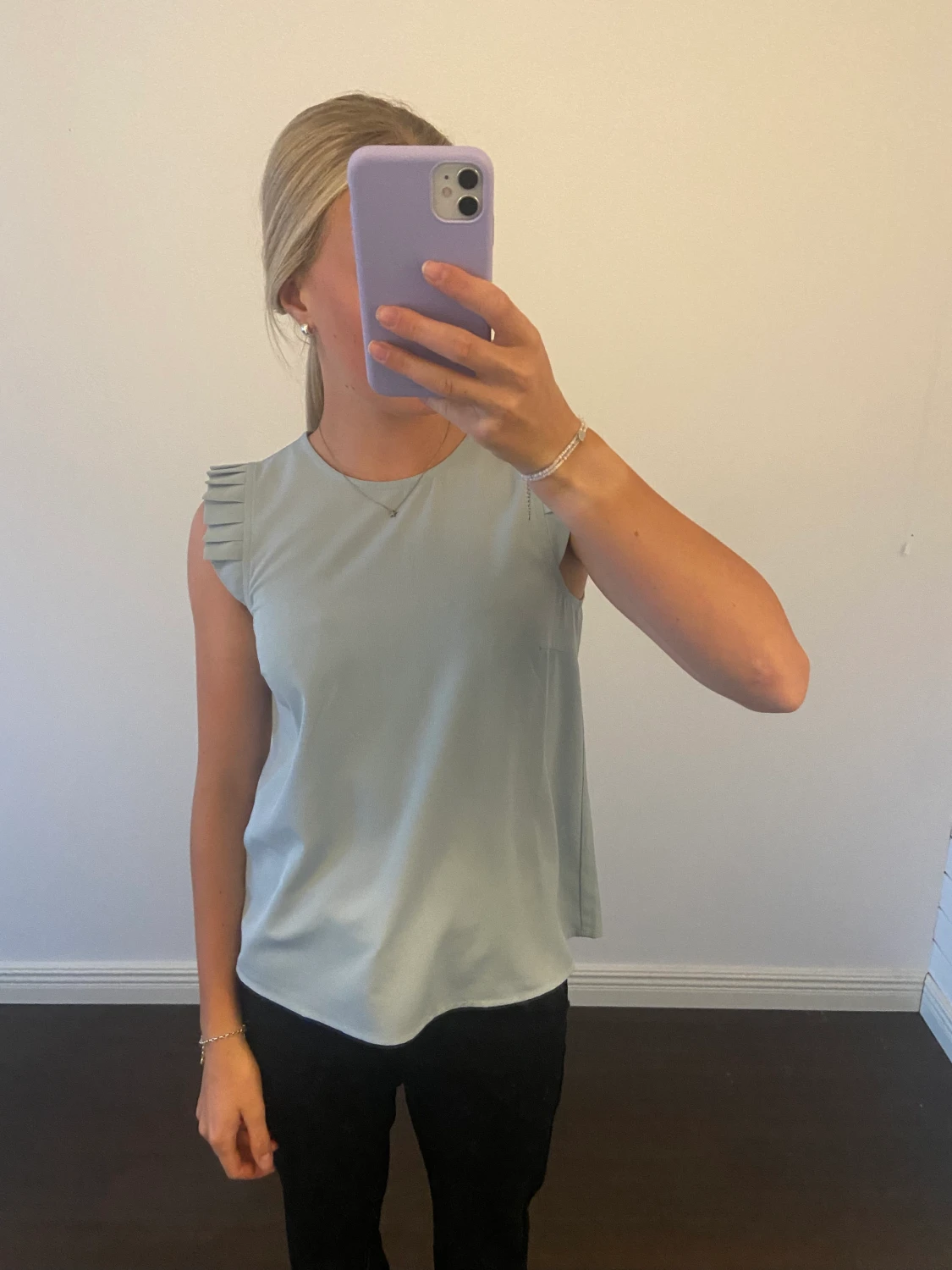 Ljusblå volang topp