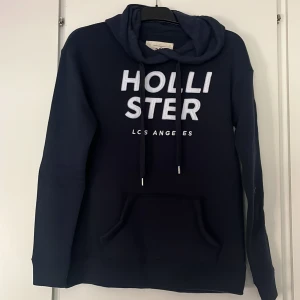 Hoodie - Hollister hoodie med snygga detaljer, väldigt bra skick 