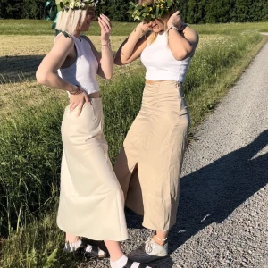 Siden kjol - Beige sidenkjol från Kappahl, storlek 34, Frakt tillkommer 🙌 Paketpris är möjligt. Kolla in andra kläder i profilen så fixar vi en super deal 🥰