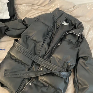 jacka - lite längre jacka med bälte i midjan. jättemysig och skön. från nakd i storlek 36❤️