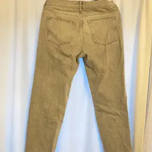 Säljer dessa lågmidjade jeans ifrån Gina då de inte används längre. De har tyvärr fått en liten grön fläck av en tuschpenna (bild 3) 