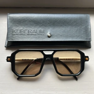 Kuboraum Solglasögon Aviators  - Solglajjor från ”Kuboraum”, nypris 6000kr. Använt några enstaka gånger, säljer då glajjorna inte passar mig (synd eftersom dom är jävligt balla). Herrmodell men passar båda könen, obs att dom sitter ganska oversized 