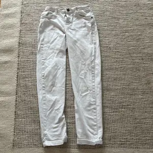 Dessa vita jeans är i väldigt bra skick, som inte har några fläckar eller liknande.
