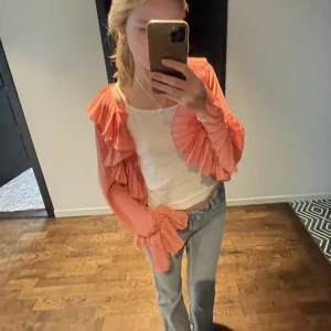 blus zara  - såså söt, går att ha både öppen med typ ett linne eller som blus 🍭