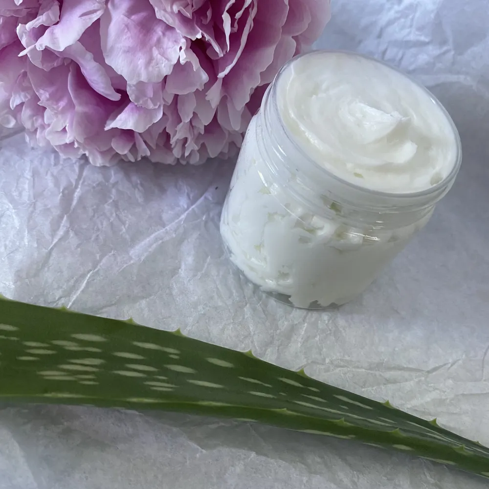 Vi har just släppt våra egna body butters! Som innehåller vårdande  Aloe Vera perfekt inför sommaren när man är ute mer i solen och kanske bränner sig. Den innehåller även mandelolja och druvolja vilket även hjälper till att lugna huden.   . Accessoarer.