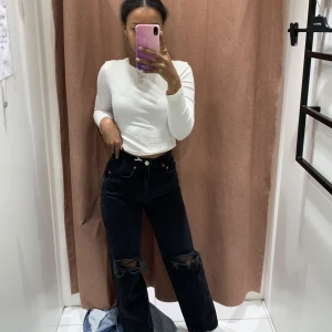 Mörk Gråa jeans  - Ett par mörk gråa jeans som är smalare i midjan och straight leg jeans. Köpte för 600 på Gina tricot men säljer för 300