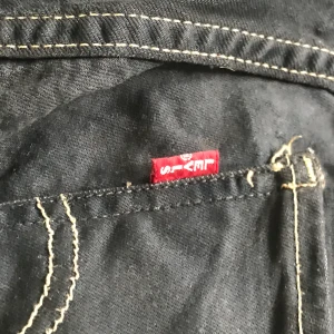 Levi’s jeans - Svarta Levi’s jeans🖤 Använda men inga synliga skador🌱 Säljer eftersom de inte kommer till användning längre🌹