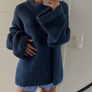 Oversize stickad tröja  - Super skön och mysig stickad tröja ifrån nakd, strl M men oversize i modell
