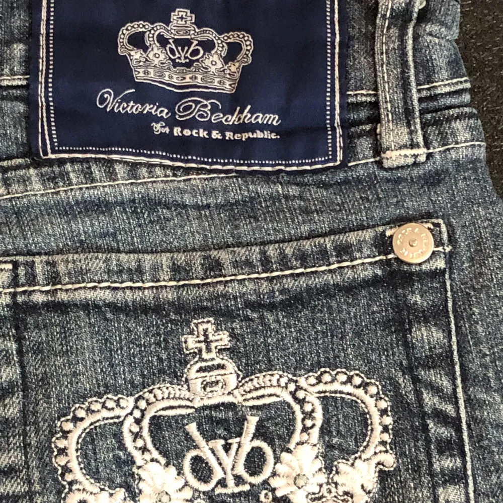 Victoria Beckham jeansshorts stl 25.   Lågmidjade Passa på och köp dessa grymma.  Pris 150 kr plus porto. . Shorts.