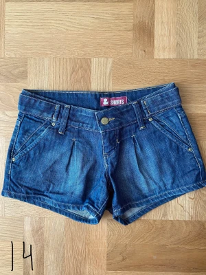 Shorts  - Jeansshorts  Storlek XS-S  Mycket sparsamt använda  60 kr/styck eller alla för 170 kr 