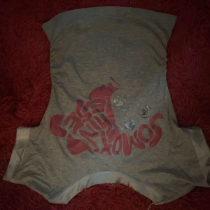 Grå urringad t-shirt - En grå ganska urringad t-shirt sitter väldigt snyggt och är väldigt skön 