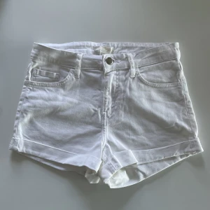 Jeansshorts - Vita jeansshorts från H&M i storlek 34. De är i bra skick🤍