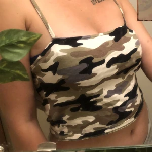 Topp - Jätte fin topp   MÖTS ENDAST UPP I STOCKHOLM!!