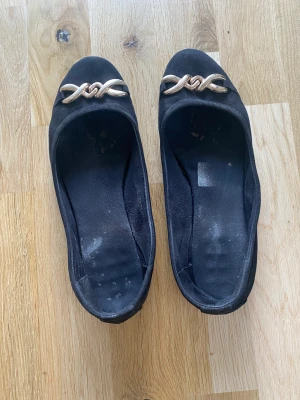 Ballerinaskor  - Ballerinaskor i fint skick. Behövs endast putsa dem annars är de jättefina. Storlek 37. Funkar för mig som har storlek 38 annars. 😊