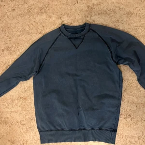 Tröja - Dammblå tröja i mycket bra skick! 💙