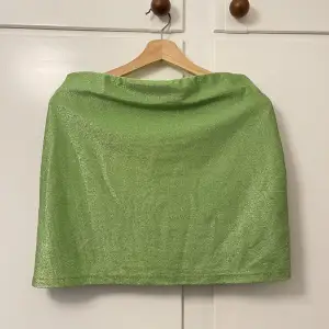 Grön glittrig kjol från Gina Tricot i storlek L. Jag använde den som en topp! Endast använd en gång.