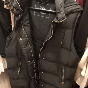 Zara väst  - En väldigt fin svart Zara väst, har inga skador och nästan som ny! Säljer för 150kr 