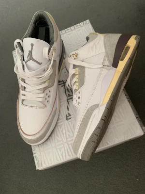 Jordan 3 a ma Maniére  - Jordan 3 a ma Maniére reps  Otrolig kvalité, mjukt läder och nice mocka. Alla små detaljer är med.  Be om fler bilder vid intresse. Använda 1 gång hemma. Kommer med OG box och hangtag  Storlek 43