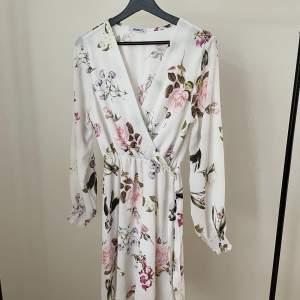 Hej🥰 Säljer en blommig klänning från MyHollis, i bra skick. Storlek XL. Stretchigt material! Möts upp i Stockholm city eller fraktar mot fraktkostnad💗