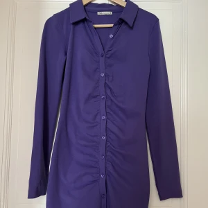 Zara klänning - Säljer min lila klänning från Zara i storlek M. Endast använd en gång