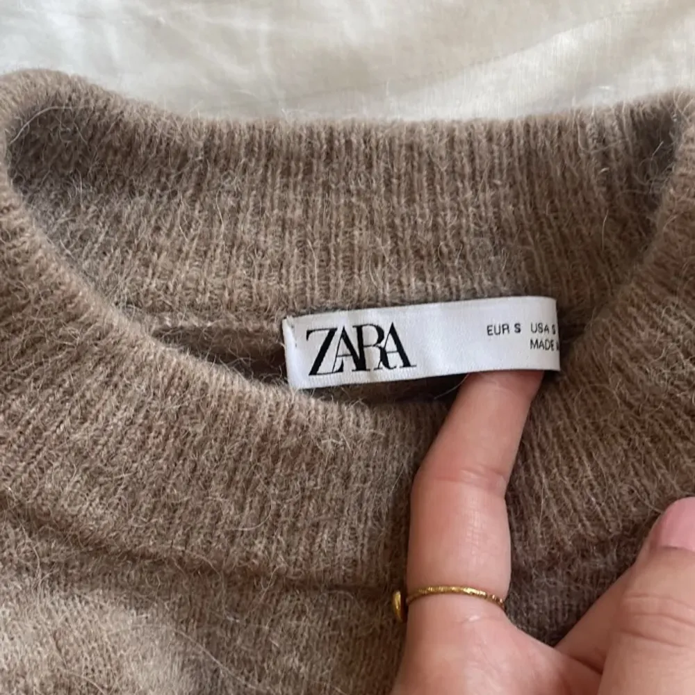 Denna super mysiga skön tröja från Zara Nypris 499kr som är endast använd en gång alltså helt ny skick!💓 fint å ha över en kjol 🤍kom privat vid frågor<3 FRAKT 29kr. Stickat.