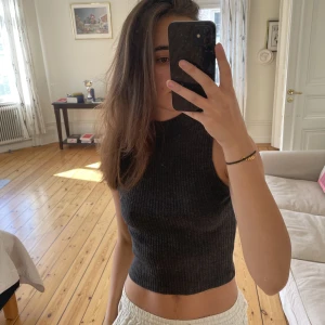 Grått linne - En mörkgrå turtelneck / halsterneck linne i strl M. Ribbat