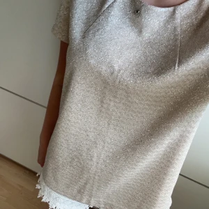 Topp  - Säljer denna glittriga topp från mango då den tyvärr inte kommer till användning. Storlek M men passar mig som har xs-s