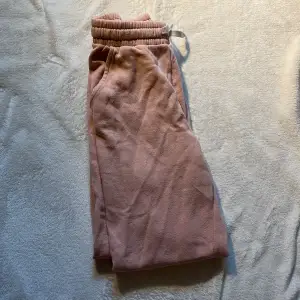 Har haft dessa byxor ett tag, men de har inte använts alls på senaste. De är mycket bekväma och mjuka. Jag säljer dem eftersom jag tyvärr har vuxit ur de. Byxorna är i en väldigt fin ljus rosa färg. 