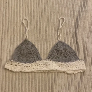 Virkad topp - Säljer denna grå vita topp, den är handgjord och har därför ingen bestämd storlek men skulle säga S/M om man genomför på mig, den sitter lite löst på mig runt bysten som har 70 i byst så skulle rekommendera den för någon som har ungefär 75 (Fri frakt)