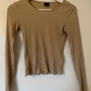 Långärmad tröja - Beige långärmad tröja, sparsamt använd🥰
