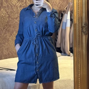 Jeans klänning med fickor  - Kan användas som en jacka/kofta 