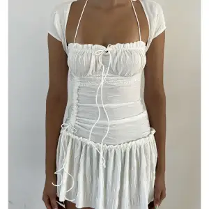 Obs lånad första bild! En super fin vit klänning som är i väldigt bra skick. Köpt här på Plick. Jag bär oftast S/36 och är 170. Stretchigt tyg