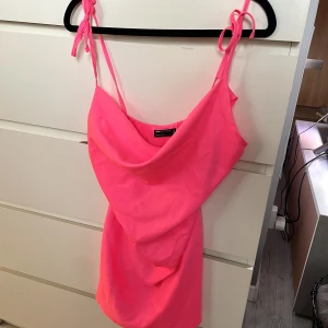 Rosa klänning - Rosa kort satin klänning från Asos! Storlek 36, bra skick men en liten fläck som knappt syns (se sista bilden) 