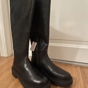 Svarta stövlar - Snygga svarta oandvändna stövlar/boots! Strl 40 men passar även 41