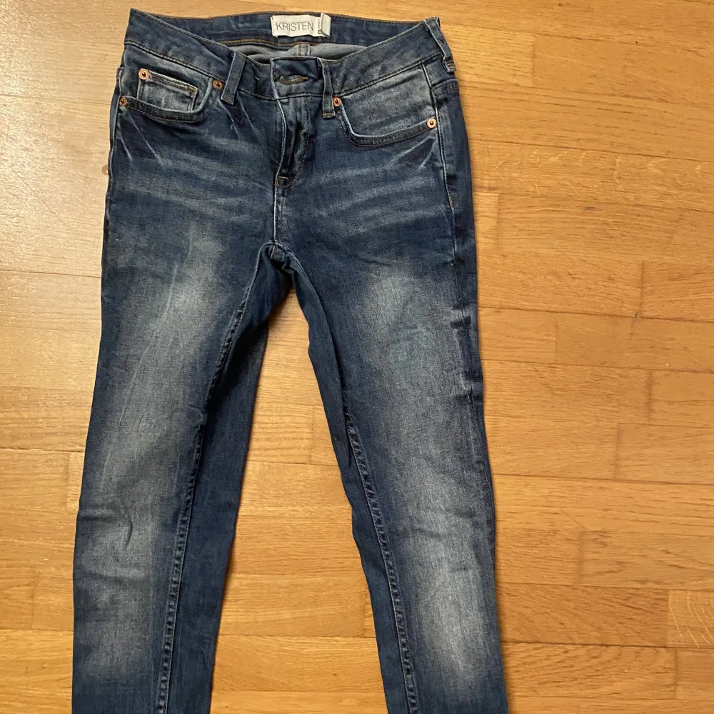 Säljer helt nya Gina Tricot jeans i modellen Kristen. Storlek 25/32 🌸. Jeans & Byxor.