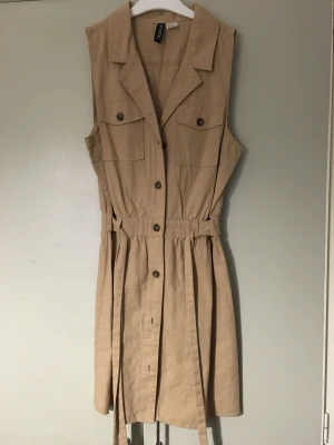 Klänning - En tunn klänning/lång shorta i beige från hm i storlek 34/xs. 