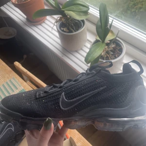Nike air vapomax 2021 - Andvända fåtal gånger, jättefint skick! Köpta på Zalando för 2000kr, skriv för mer info och bilder💕
