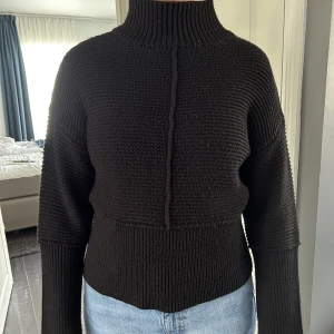 Svart stickad tröja - Svart stickad tröja från NAKD (passar mig som vanligtvis är en S)