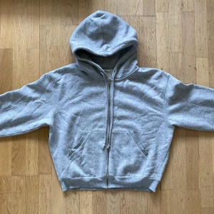 Zip hoodie / munkjacka - Snygg och skön zip hoodie från Weekday. Rätt boxy och lite oversized passform. Jag är 160 cm🌟