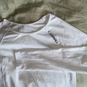 ICIW träningströja - Långärmad och superskön träningströja från icaniwill. Endast använd 1 gång så i superfint skick<3 säljer pga fel storlek för mig!