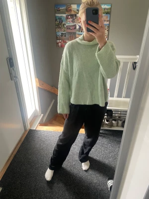 Stickad tröja  - Ljusgrön stickad tröja med lite polo krage. Är ganska tunn och lätt i materialet. Står att den är i XL men jag har i vanliga fall M och passar bra på mig. 