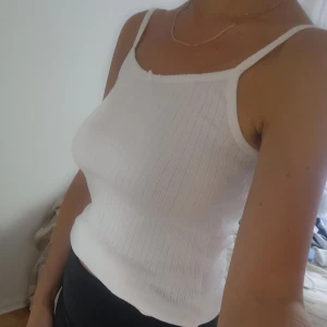 Linne från Brandy Melville  - Vitt linne från Brandy Melville. Endast använd en gång 😌