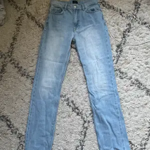 Jeans från nelly har använt en gång köpte på rea byxorna är hyfsat  Low waist men har blivit för små nu jätte fina blå jeans skriv till mig om ni undra något men de är mindre i storleken för har 34 nu i vanliga fall