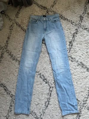 Jeans  - Jeans från nelly har använt en gång köpte på rea byxorna är hyfsat  Low waist men har blivit för små nu jätte fina blå jeans skriv till mig om ni undra något men de är mindre i storleken för har 34 nu i vanliga fall